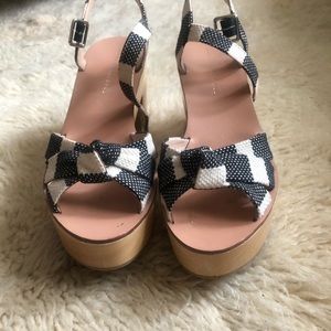 Wooden heel sandals with strap and buckle